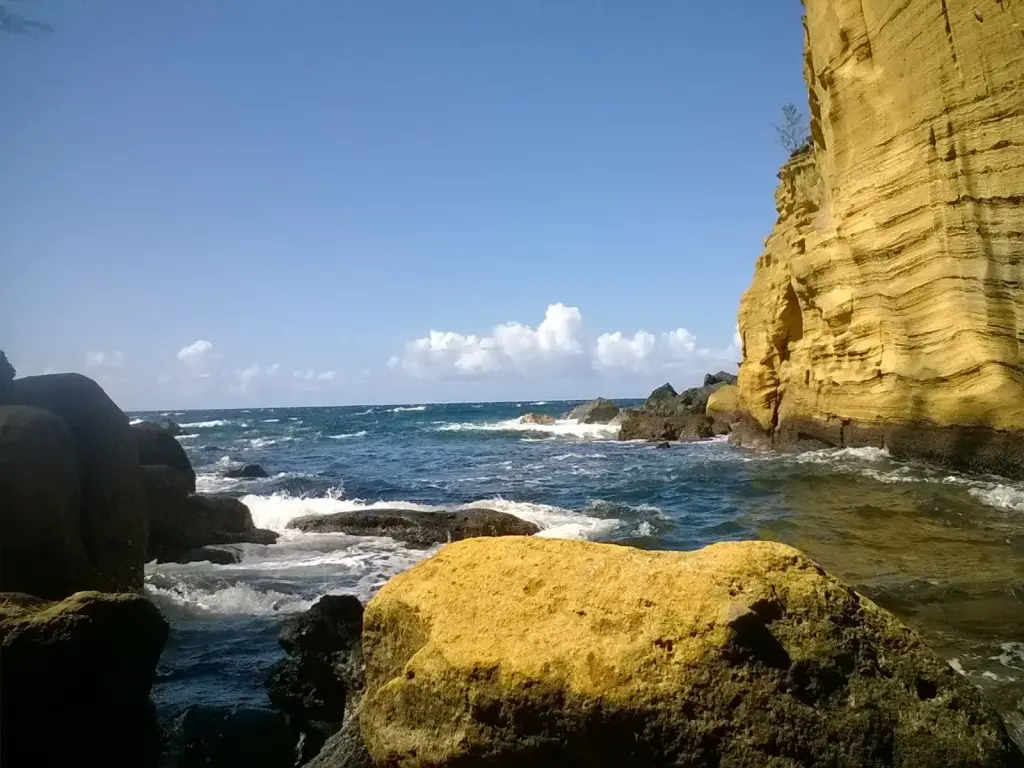 La falaise ocre du Cap Jaune, à Vincendo