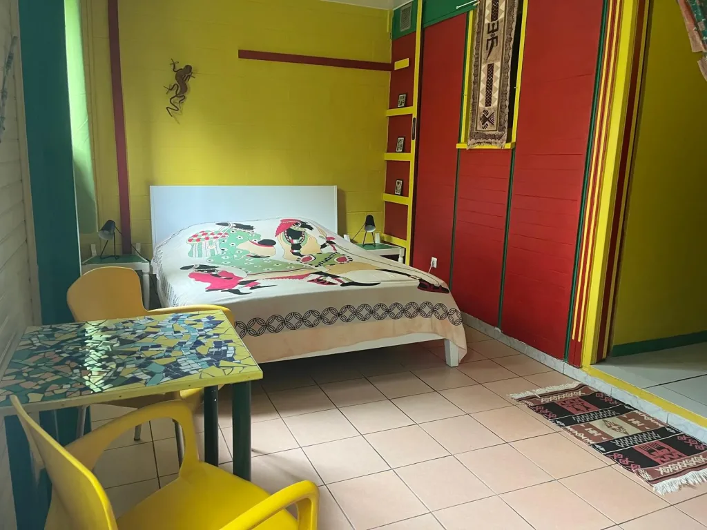 Chambre ETHNIK : couleurs vives créoles, jaune, rouge et vert