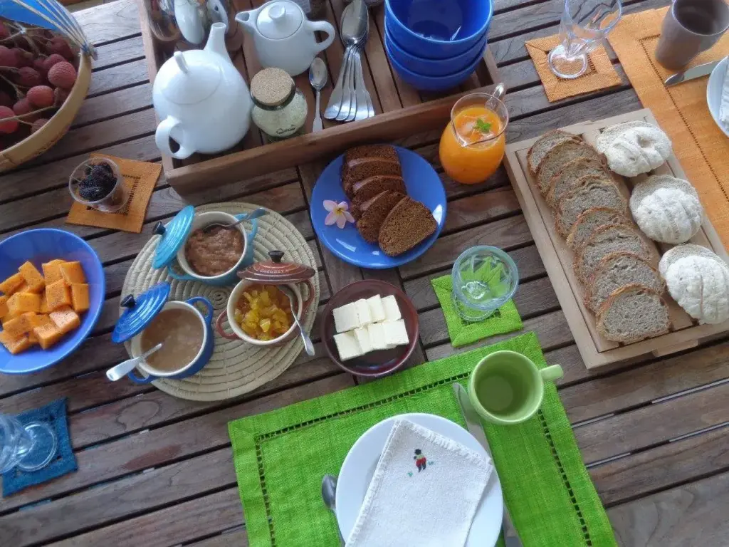 Plateau du petit-déjeuner : muffins, confitures maison et bananes du jardin